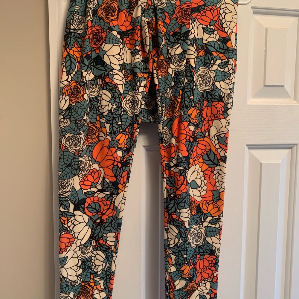 LulaRoe Tall & Curvey Leggings